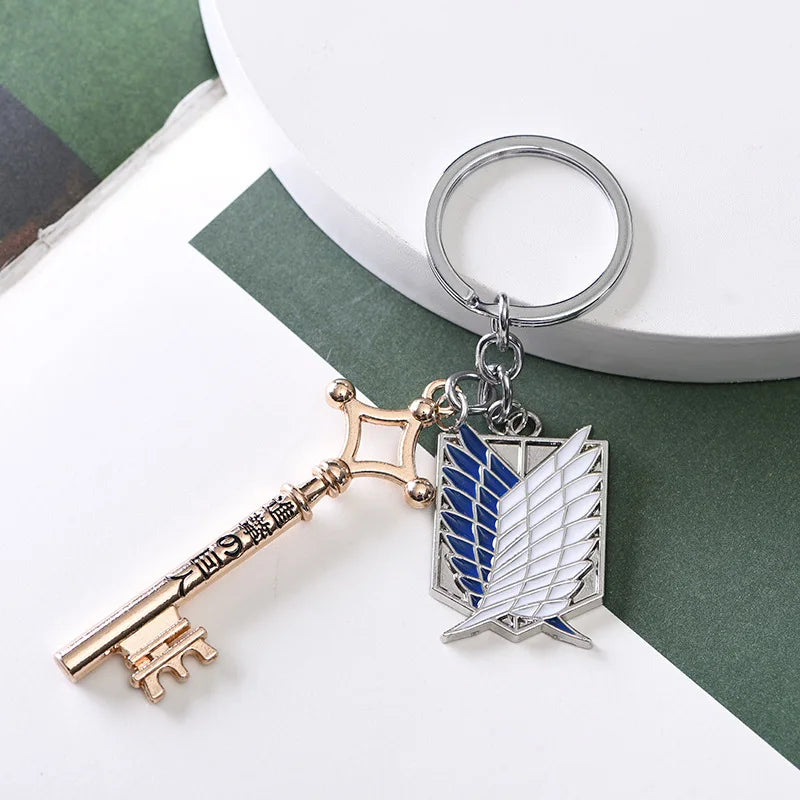 Attack on Titan kovový přívěsek – klíčenka pro fanoušky anime, batohy a kabelky.