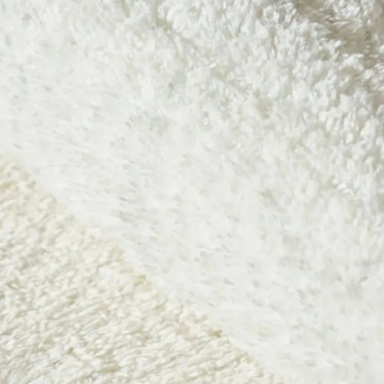 Stylový Bílý Koberec s Potiskem Auta – Digitální Tisk, Ruční Zpracování, Protiskluzový Dekorativní Koberec – Ideální Dárek do Nového Domova